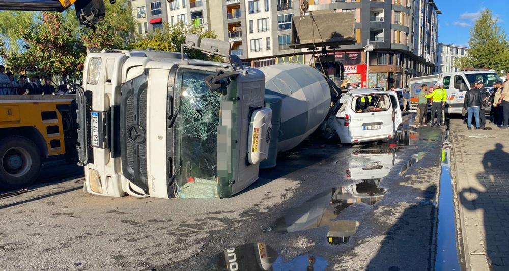 Bingöl’de Feci Kaza: Beton Mikseri Ticari Aracın Üzerine Devrildi