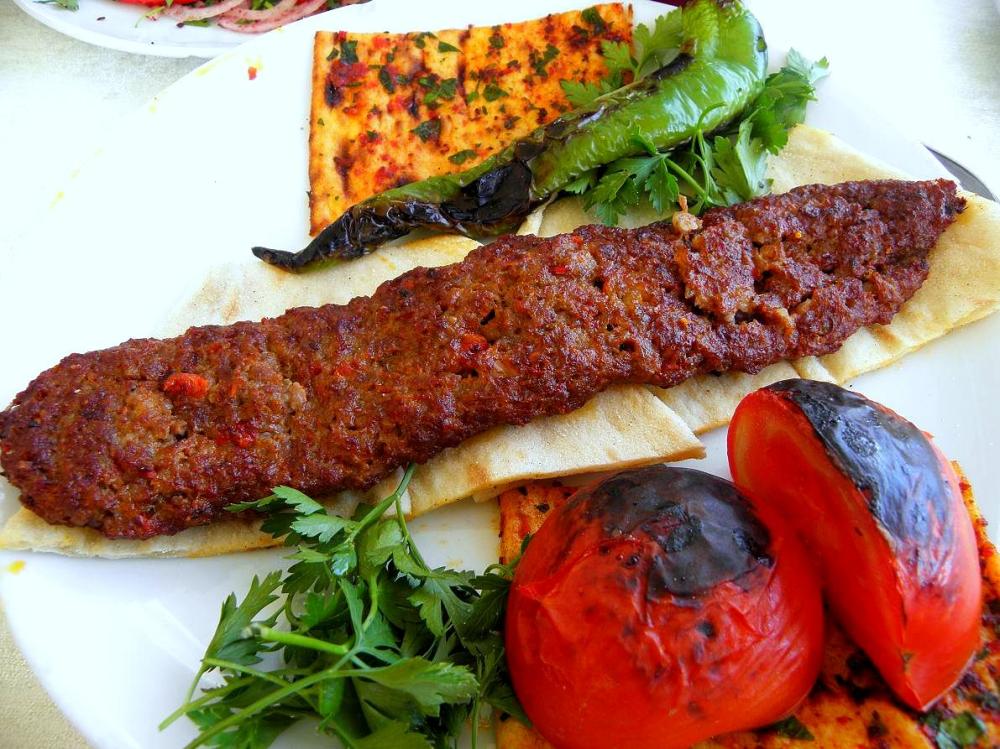 ADANA KEBABININ SIRRI VE YÜZYILLIK LEZZET GELENEĞİ