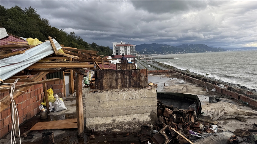 RİZE ÇAYELİ'NDE KIYIYA ULAŞAN HORTUM BİNA ÇATISINI UÇURDU, BALIK ÇİFTLİĞİ ZARAR GÖRDÜ