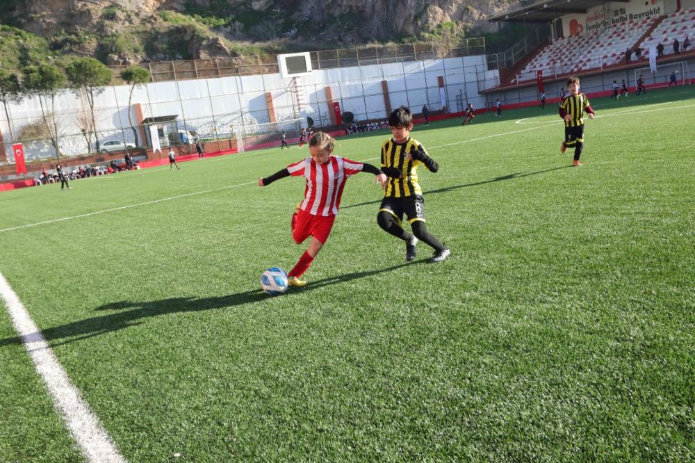 Bayraklı’da U-10 Cup Heyecanı Başladı: 240 Sporcu Şampiyonluk İçin Yarışıyor