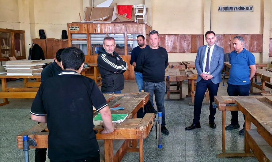 GELİBOLU’DA OKUL SIRALARI GELECEĞİN USTALARININ ELİNDEN ÇIKIYOR