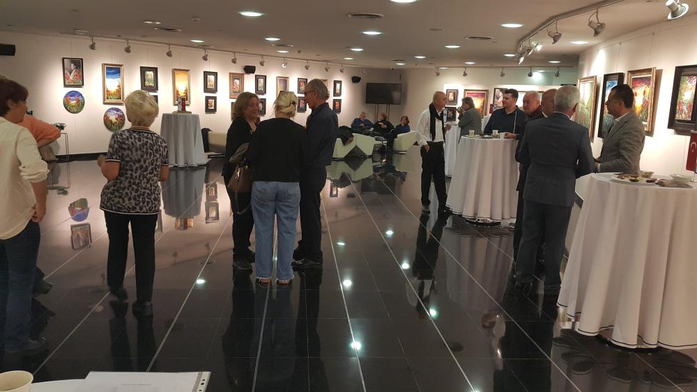 SPATULA\'DA KIRMIZI RESİM SERGİSİ SANATSEVERLERLE BULUŞTU