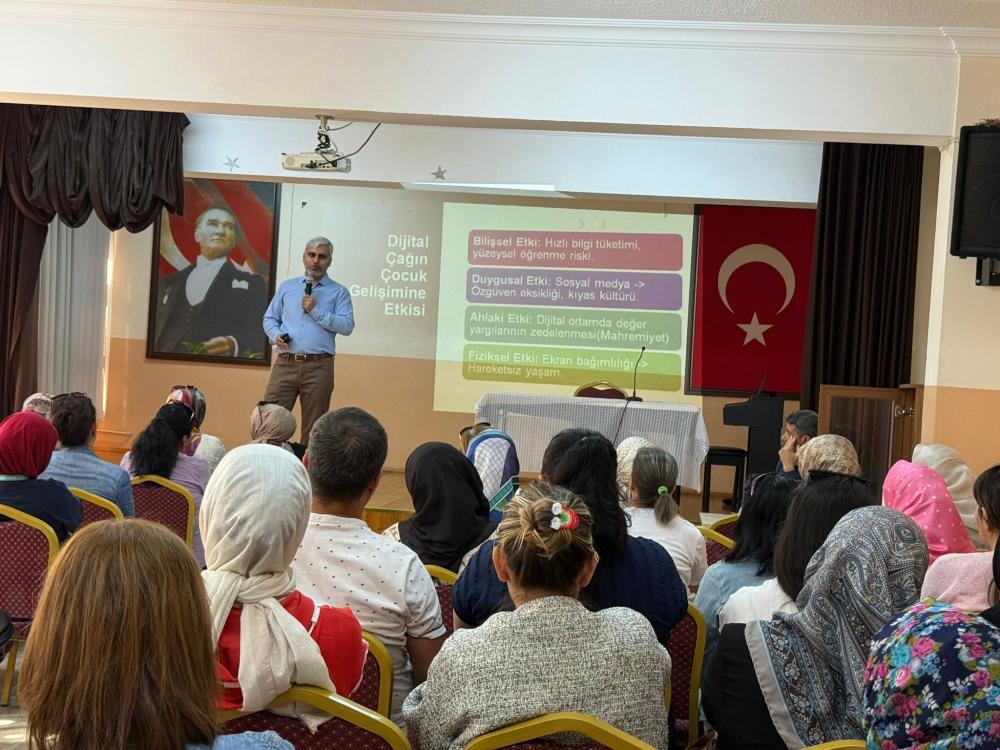 TOKİ Köprülü Ortaokulunda Dijital Bağımlılık ve Aile Konferansı